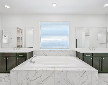 14049 W Desert Hollow Drive - Photo Thumbnail 29