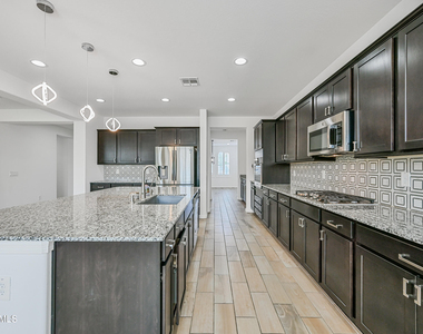 14049 W Desert Hollow Drive - Photo Thumbnail 8