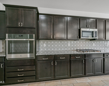 14049 W Desert Hollow Drive - Photo Thumbnail 9