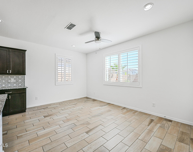 14049 W Desert Hollow Drive - Photo Thumbnail 12