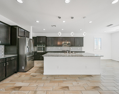 14049 W Desert Hollow Drive - Photo Thumbnail 6