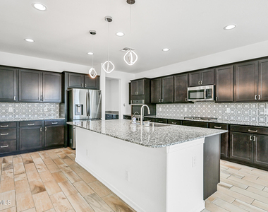 14049 W Desert Hollow Drive - Photo Thumbnail 7
