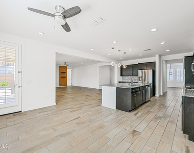 14049 W Desert Hollow Drive - Photo Thumbnail 13