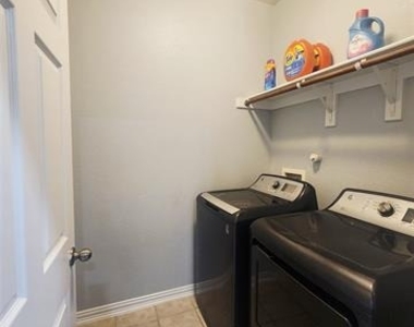 1024 Fair Oaks Drive - Photo Thumbnail 17