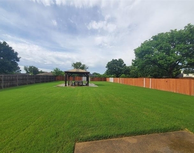 1024 Fair Oaks Drive - Photo Thumbnail 2