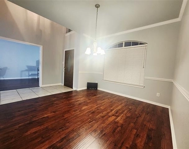 1024 Fair Oaks Drive - Photo Thumbnail 7