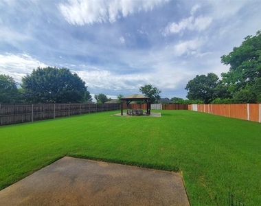 1024 Fair Oaks Drive - Photo Thumbnail 3