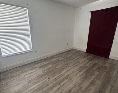 1733 Pointe West Way - Photo Thumbnail 18