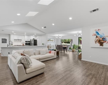 412 E Northgate Drive - Photo Thumbnail 2