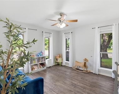412 E Northgate Drive - Photo Thumbnail 10