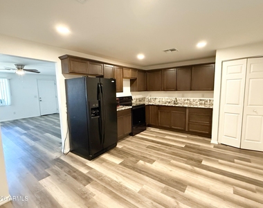 2027 N 66th Drive - Photo Thumbnail 6