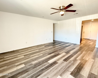 2027 N 66th Drive - Photo Thumbnail 3