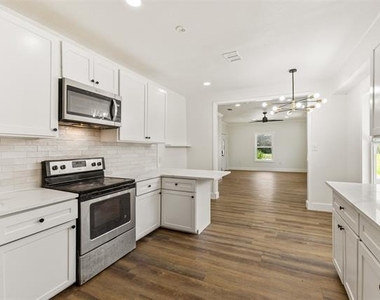 418 Lillian Street - Photo Thumbnail 10