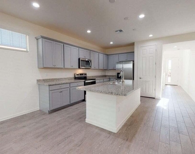 1107 S Vine Street - Photo Thumbnail 7