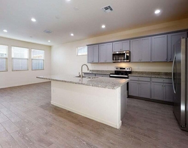 1107 S Vine Street - Photo Thumbnail 8