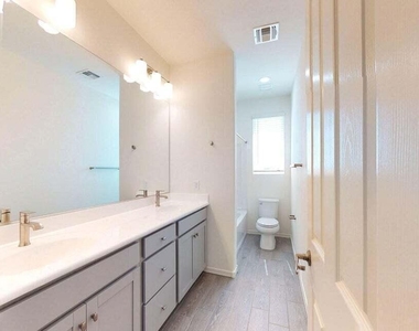 1107 S Vine Street - Photo Thumbnail 23