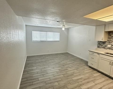 5318 W Turney Avenue - Photo Thumbnail 5