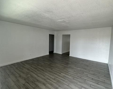 5318 W Turney Avenue - Photo Thumbnail 3