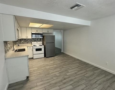 5318 W Turney Avenue - Photo Thumbnail 2