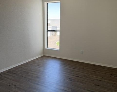 6758 W Ruth Avenue - Photo Thumbnail 6