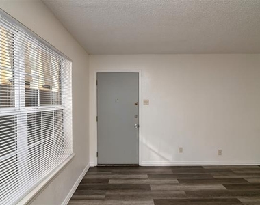 7048 Glenview Drive - Photo Thumbnail 4