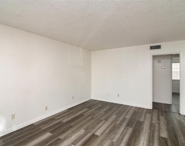 7048 Glenview Drive - Photo Thumbnail 6