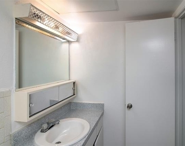 7048 Glenview Drive - Photo Thumbnail 8