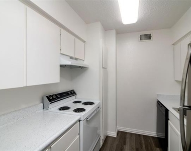 7048 Glenview Drive - Photo Thumbnail 7