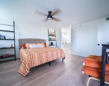 2240 N Cypress Bend Drive - Photo Thumbnail 8