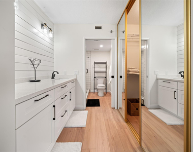 2240 N Cypress Bend Drive - Photo Thumbnail 9