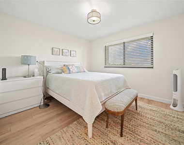2240 N Cypress Bend Drive - Photo Thumbnail 15
