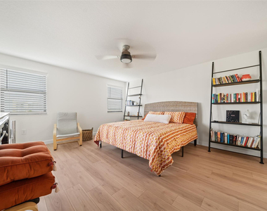 2240 N Cypress Bend Drive - Photo Thumbnail 7
