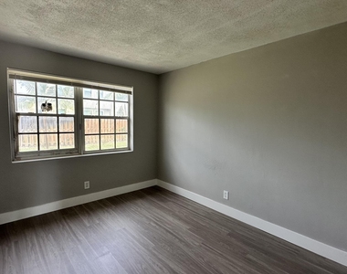 105 Ne 6th Avenue - Photo Thumbnail 8