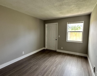 105 Ne 6th Avenue - Photo Thumbnail 12