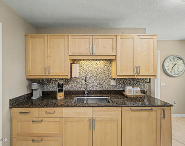 10454 W Palmeras Drive - Photo Thumbnail 8