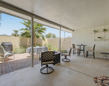 10454 W Palmeras Drive - Photo Thumbnail 4