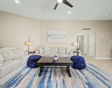 10454 W Palmeras Drive - Photo Thumbnail 17