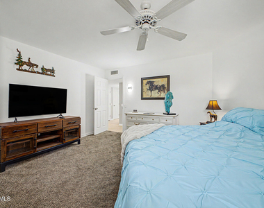 10454 W Palmeras Drive - Photo Thumbnail 5