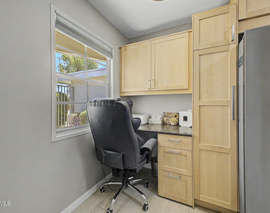 10454 W Palmeras Drive - Photo Thumbnail 11