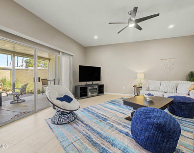 10454 W Palmeras Drive - Photo Thumbnail 16