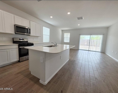 18399 W Buckskin Trail - Photo Thumbnail 11