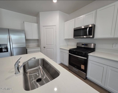 18399 W Buckskin Trail - Photo Thumbnail 12