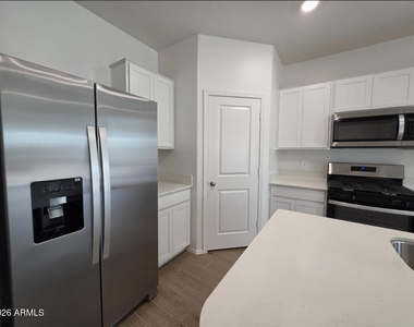 18399 W Buckskin Trail - Photo Thumbnail 17