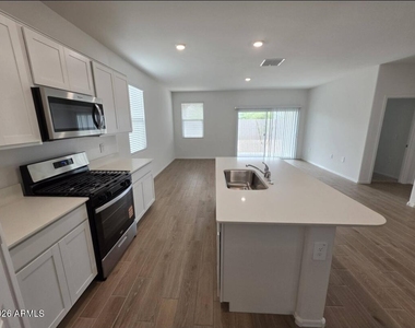 18399 W Buckskin Trail - Photo Thumbnail 14