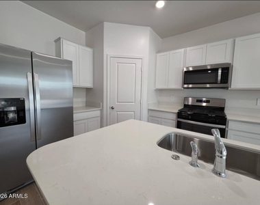 18399 W Buckskin Trail - Photo Thumbnail 10