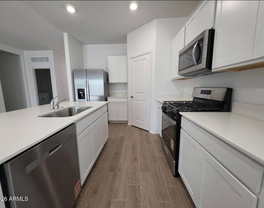 18399 W Buckskin Trail - Photo Thumbnail 16
