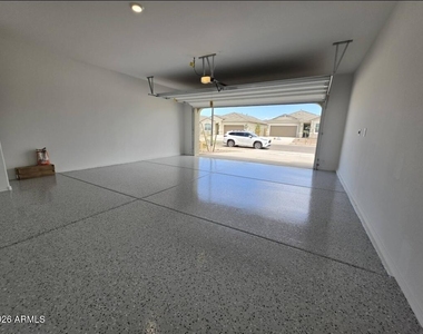 18399 W Buckskin Trail - Photo Thumbnail 5