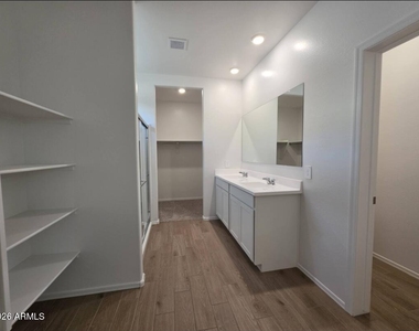 18399 W Buckskin Trail - Photo Thumbnail 31