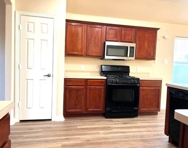 8405 Shasta Drive - Photo Thumbnail 4