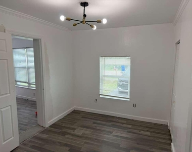 2620 Ne 7th Terrace - Photo Thumbnail 2